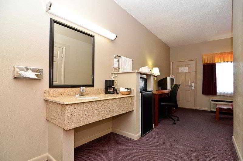 Best Western Delhi Inn חדר תמונה